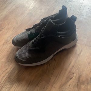 Sneakers size 11